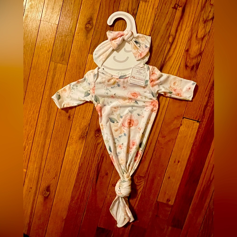 Newborn baby outfit with matching bow